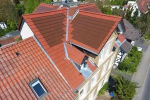 Ton in Ton: Dach und Solarziegel sind beide rot, dass die Photovoltaikanlage auf dem Dach kaum auffällt.